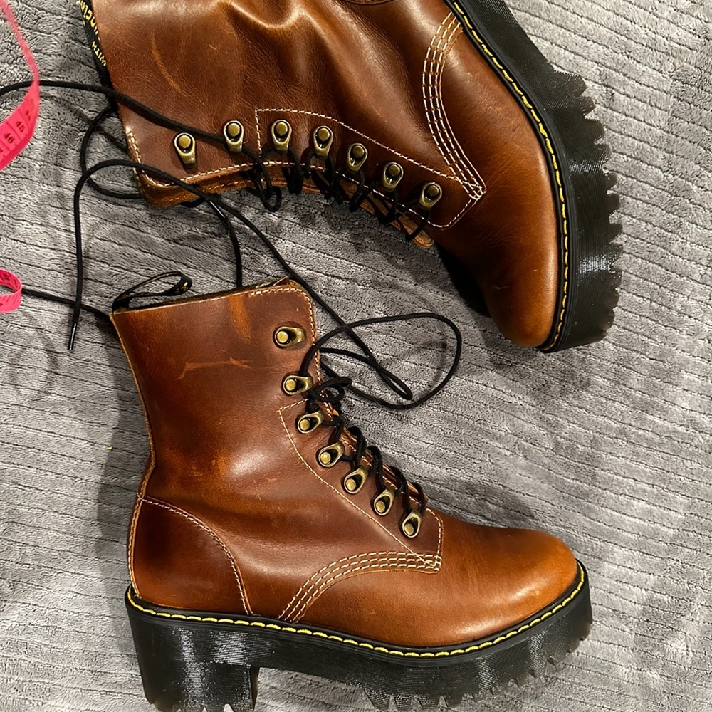 Dr. martens Leona boots READ